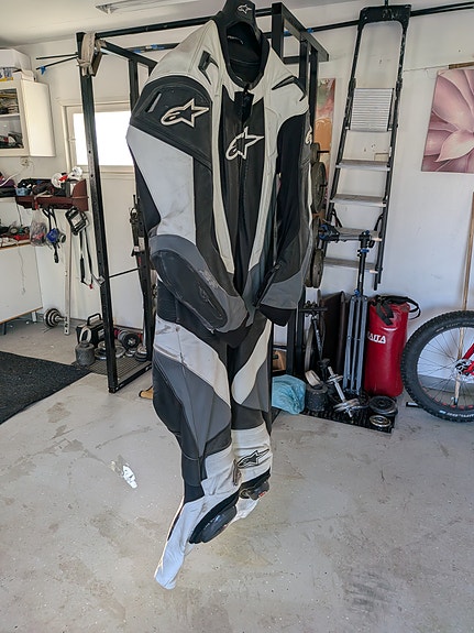 Alpinestar nahkapuku.