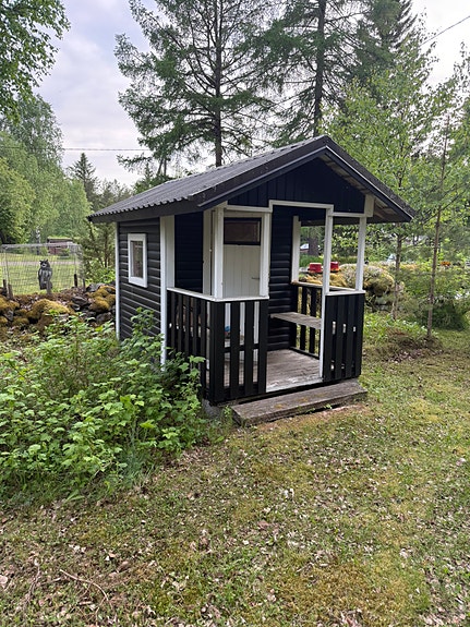 Musta leikkimökki (ei kuljetusmahdollisuutta, ostaja järjestää kuljetuksen)