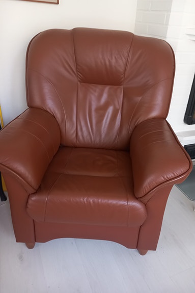 Kaksi nojatuolia nahkaa, yhteensä 280€