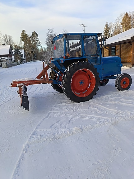 Perälevy traktoriin.
