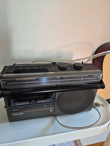 Philips C-kasettisoitin ja radio