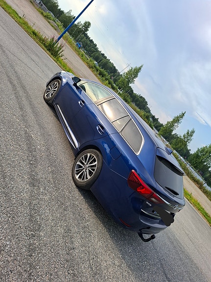 Toyota  avensis 17 vanteet 5x114.3 Melkein uusilla kesärenkailla 215/55 17
