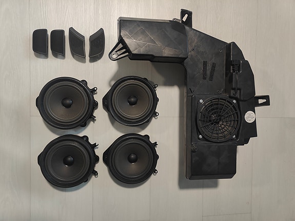 Audi A4 B7 kaiuttimet, subwoofer ja ovien diskantit alkuperäinen sarja