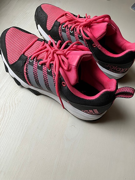 38 numeron pinkkimustat lenkkarit