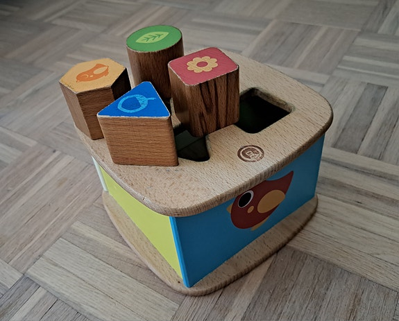 Puinen palikkalaatikko