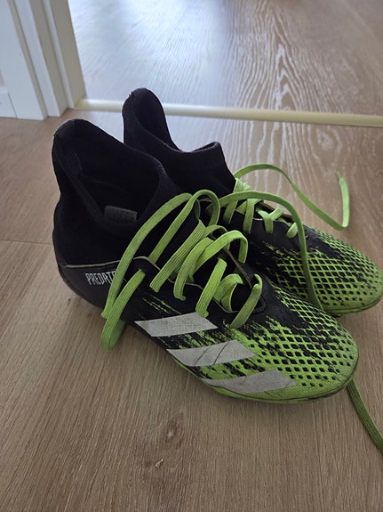 Adidas Predator jalkapallokengät