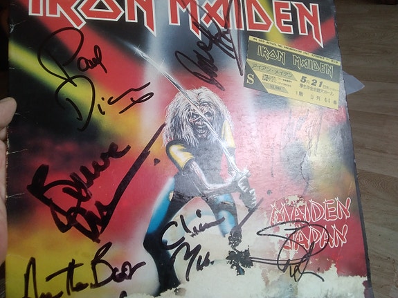 Iron Maiden Japan levyn kansi. Aidot nimikirjoitukset.