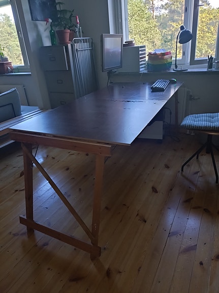 Large Desk, iso pöytä