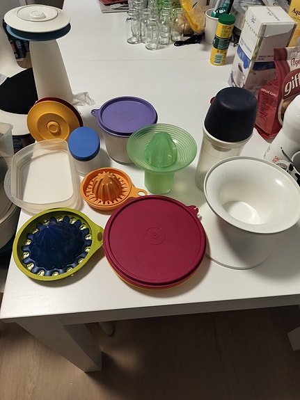Käyttämättömät ja vähän käytetyt Tupperware tuotteita