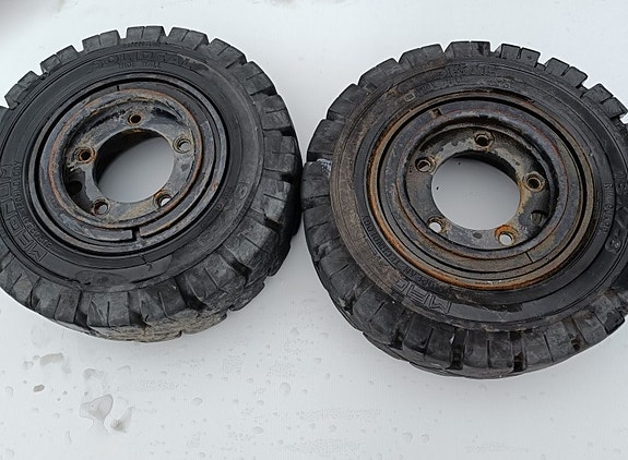 Trukin renkaat 2 kpl 18x7-8 vanteilla