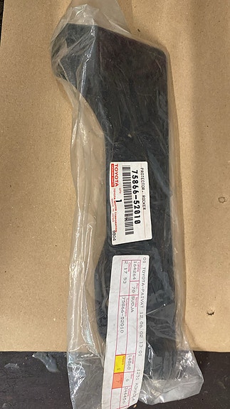 Toyota kiveniskusuoja auton alle 75866-52010
