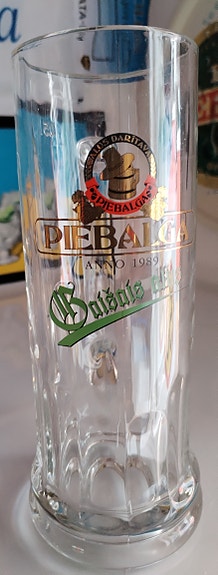 Olut tuoppia ja tuhkakuppia