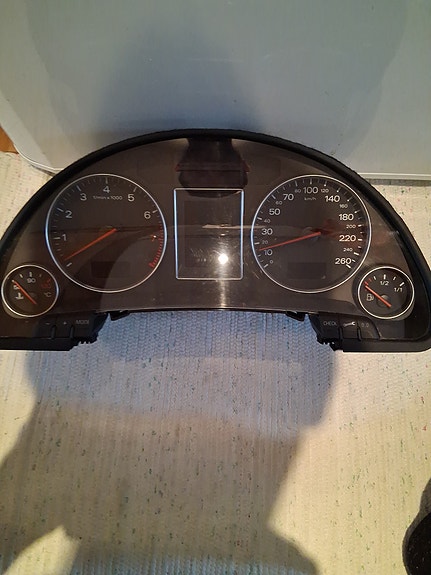 Audi a4 Mittaristo.