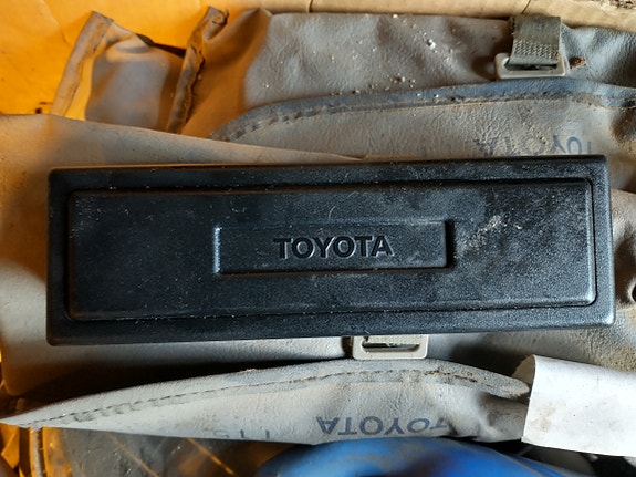 Toyota radion peitelevy