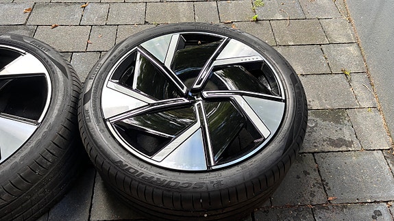 Volvo EX90 22" 5-Spoke Glossy Black Diamond Cut
