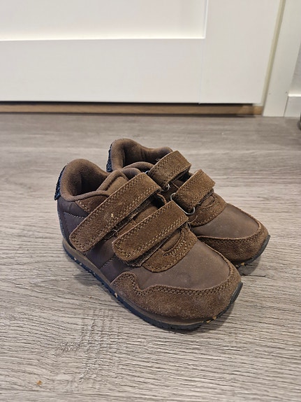 Lasten ruskeat tennarit koko 25