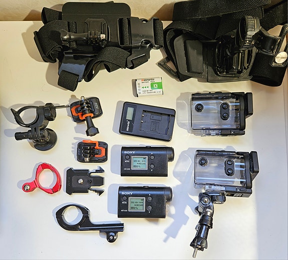 2kpl Sony HDR-AS50 kattava actioncam paketti