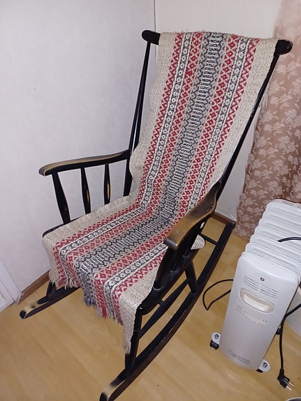 Perinteinen keinutuoli kuviollisella peitteellä