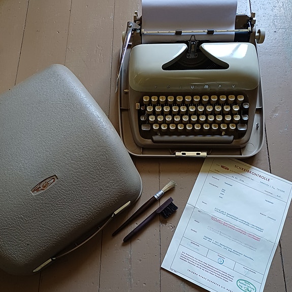 Vanha kirjoituskone Triumph