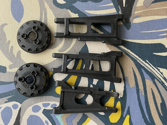 Traxxas varaosia 1:16 ja 1:10 kokoluokan autoihin