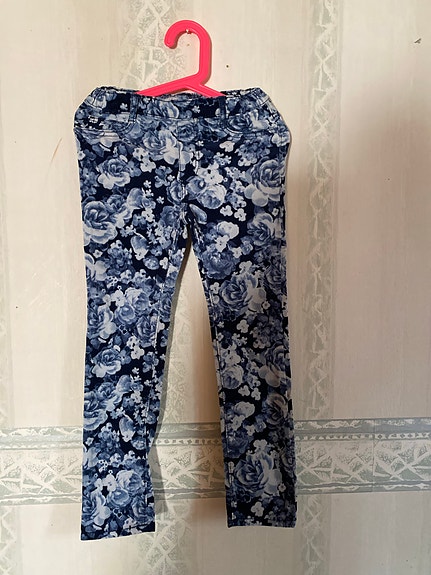 H&M Sininen sametti kukkakuosinen housut tytöille koko 122