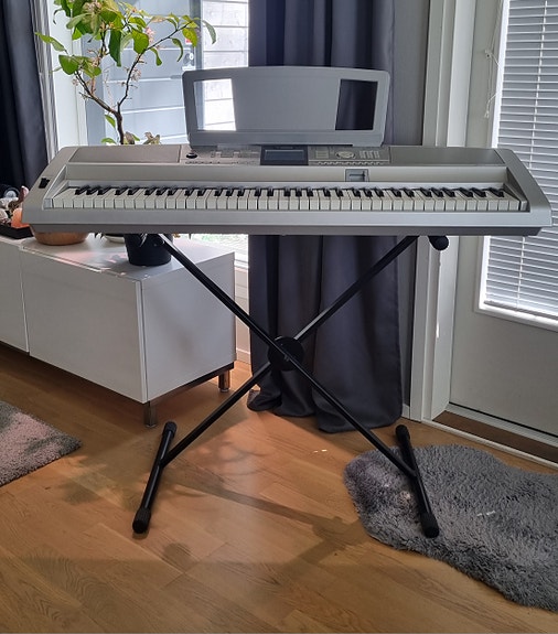 Yamaha DGX-305 Portable Grand Sähköpiano Hopea + säädettävä