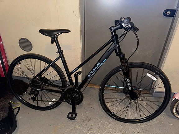 Fuji Traverse naisten hybridi pyörä