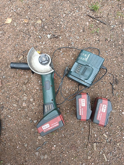 kulmahiomakone Metabo + 3 akku