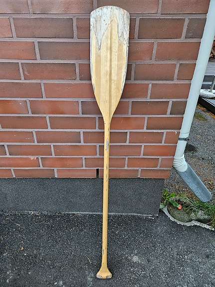 Puinen soutuveneen airo
