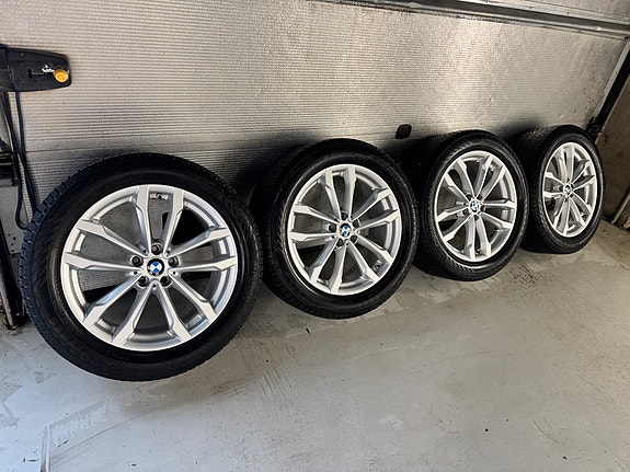 245 50 R19 Nokian Hakkapeliitta R5 SUV + BMW OEM-vanteet painetunnistimellä.