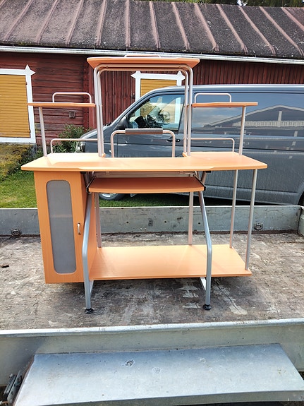 Tietokonepöytä, pöytäkoneelle, ulosvedettävällä näppäintasolla.