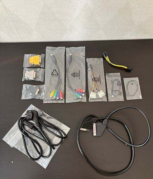 Scart ym … johtoja , adapterit ym