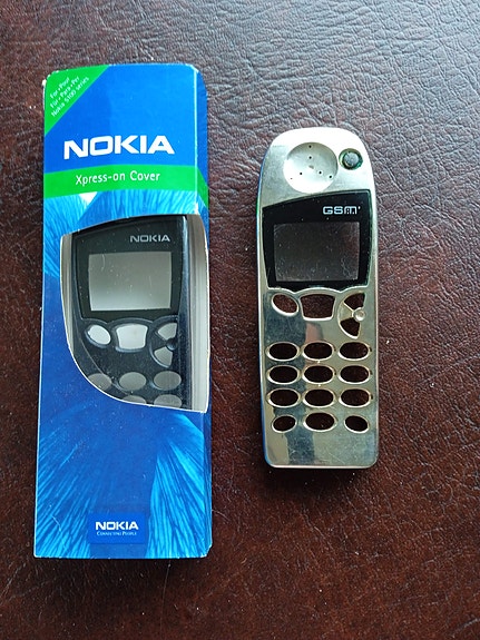 Nokia 5100 uudet mustat kuoret ja käytetyt kullanväriset