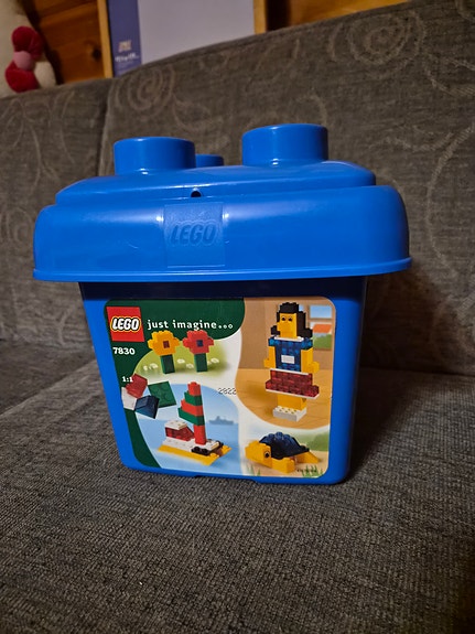 Lego 7830: palikat ja laatikko