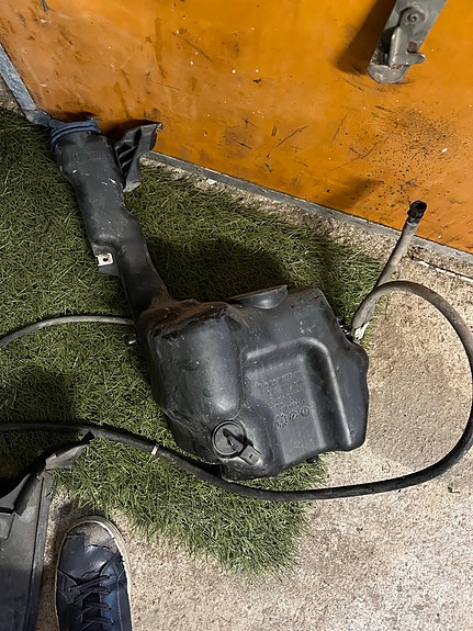 W212 lasinpesunestesäiliä