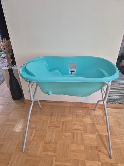 Ok Baby vauva-amme jalustalla – lämpömittarilla