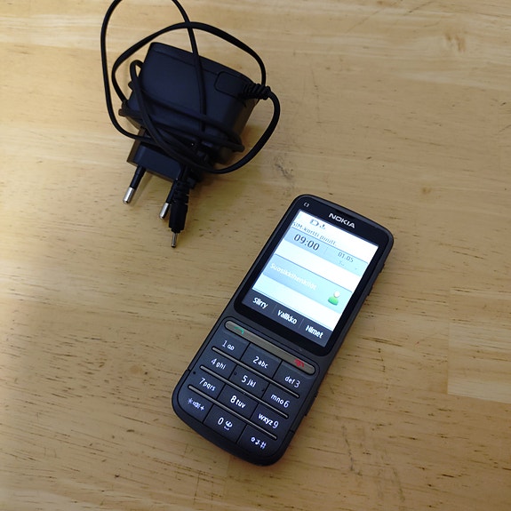 Nokia C3 Puhelin Laturilla