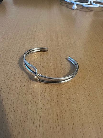 Hopeinen rannekoru