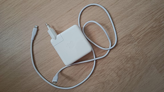 Apple laturi Lightning-johdon kera