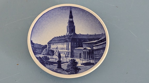 Royal Copenhagen Christiansborgin Linna - 2010 Sarjan Seinälautanen (Nro. 70)