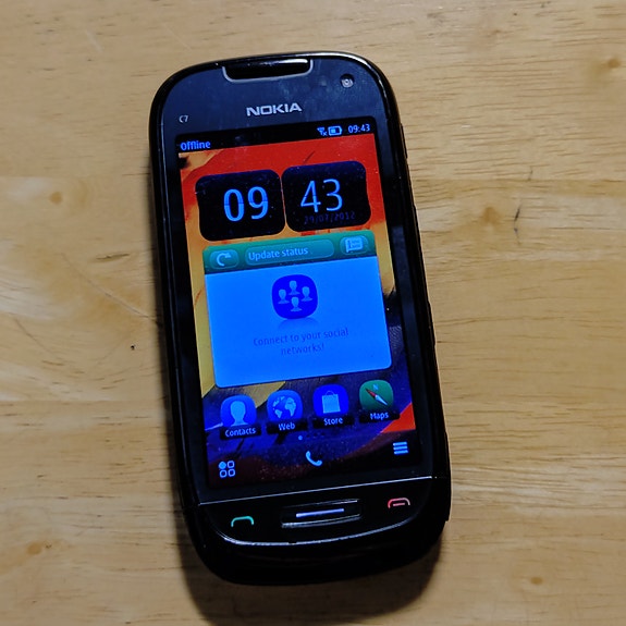 Nokia C7 Puhelin