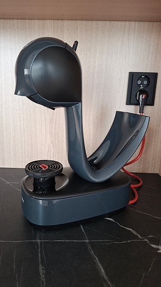 Nescafé Dolce Gusto kapselikeitin/kahvinkeitin.