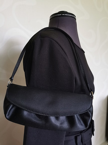 Juhlalaukku, pieni, musta, koko: noin 11cm x 24cm