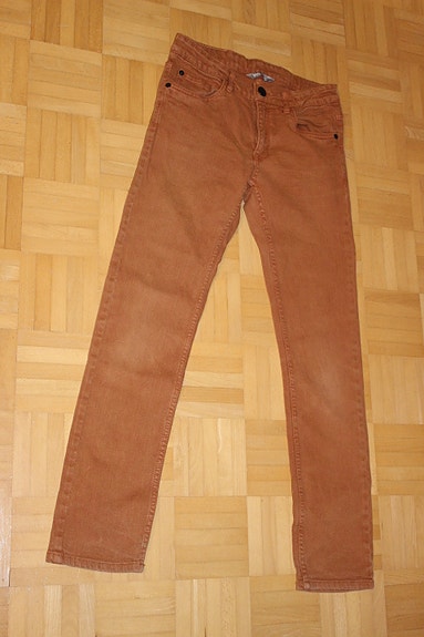 Ruskeat farkut 152