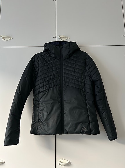 Adidas kevyt untuvatakki