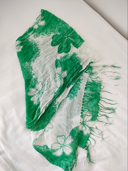 Huivi vihreä valkoinen kukallinen 156x45
