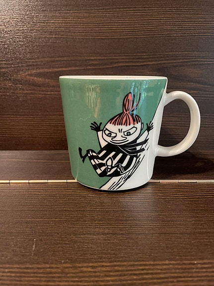 Myydään vihreä pikku Myy liukumäessä muki ( vanhempi valmistuserä)