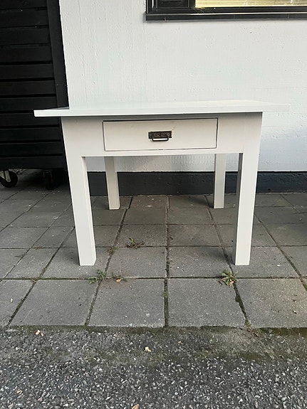 Pöytä laatikolla