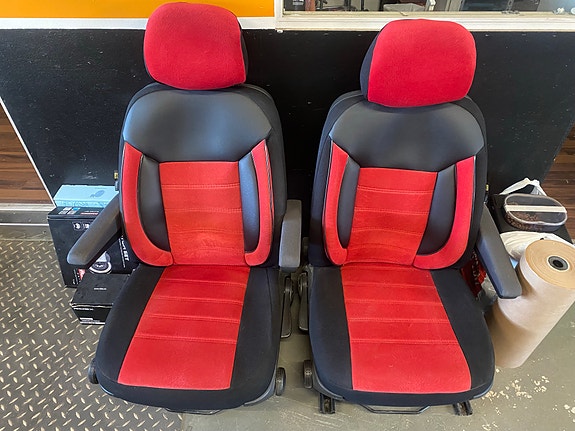 Auton istuimet musta ja punainen kangas ja keinonahka, mersedes-benz vito