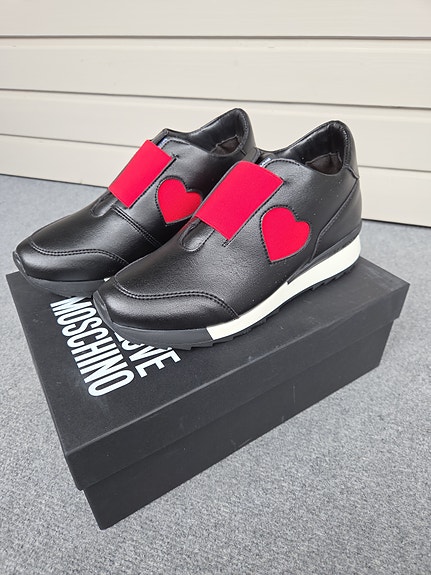 Uudet Love Moschino -sneakerit/Kulkeutuu Kuopioon, jos osto viimeistään su 21.6